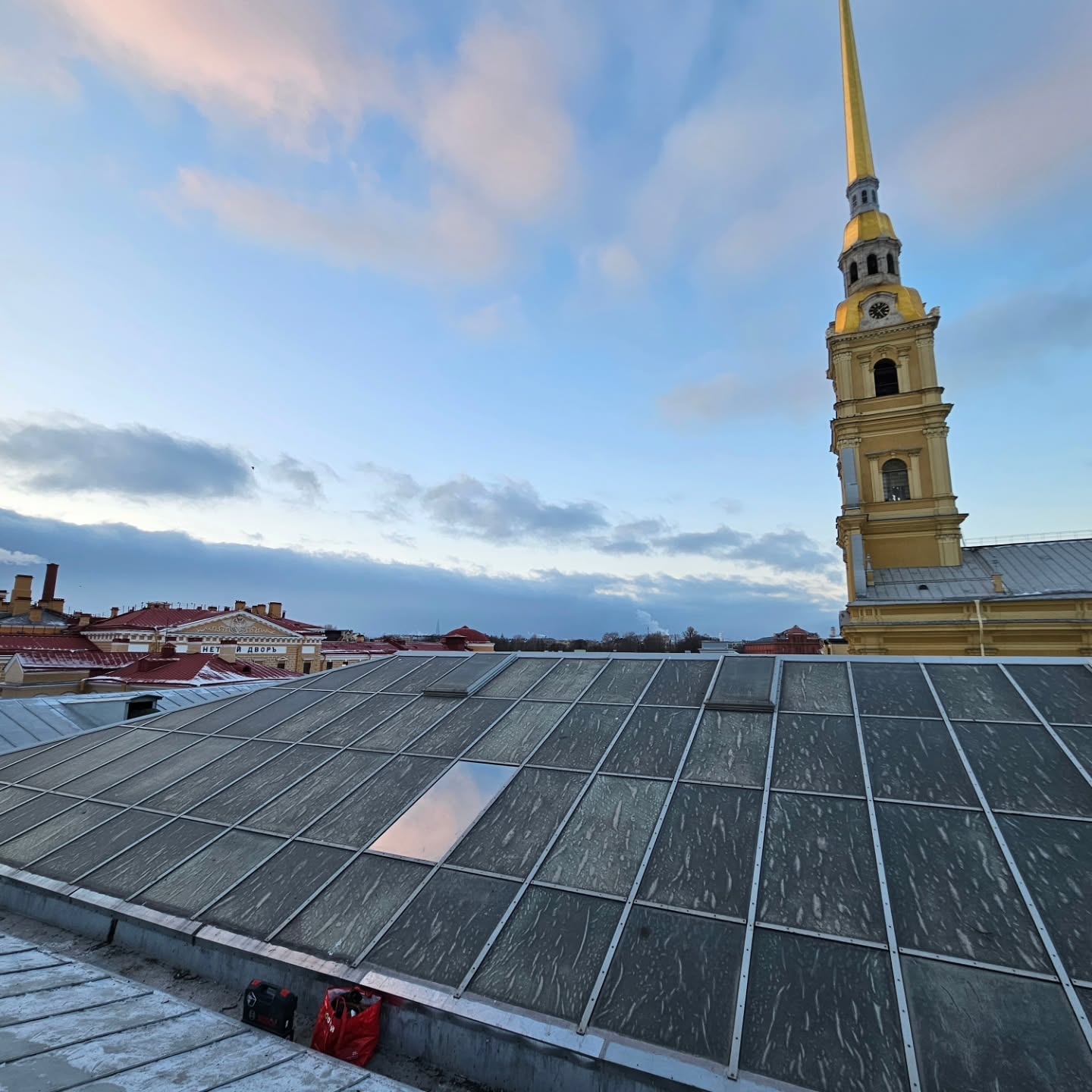 Обновлённый стеклопакет на кровле Петропавловской крепости