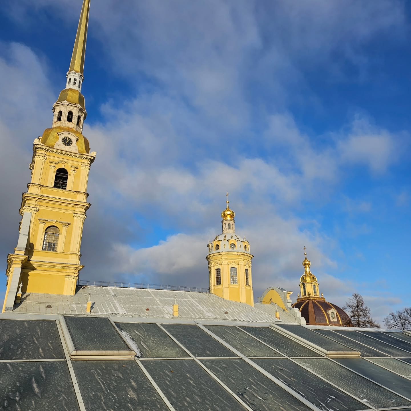 Остеклённая кровля исторического комплекса Петропавловской крепости