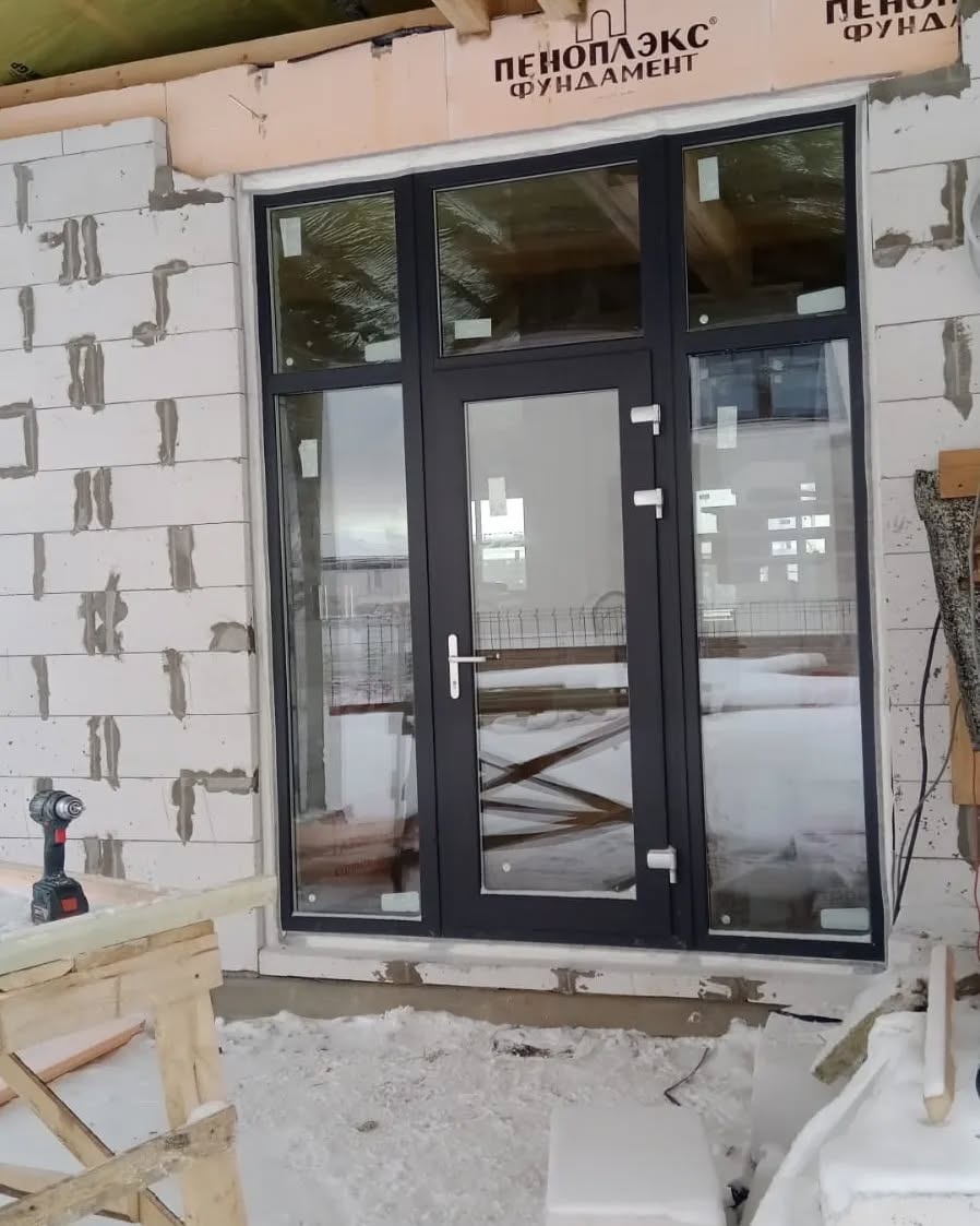 Входная дверь из ПВХ-профиля GEALAN в загородном доме