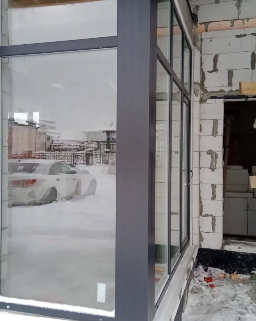 Угловое остекление фасада частного дома в деревне Глинки