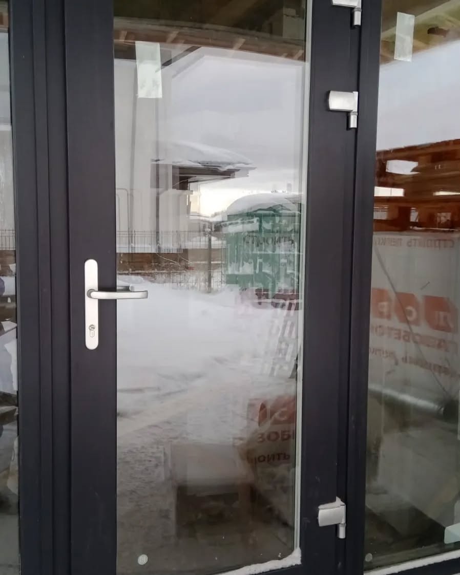 Дверной блок с прозрачным стеклопакетом в частном доме