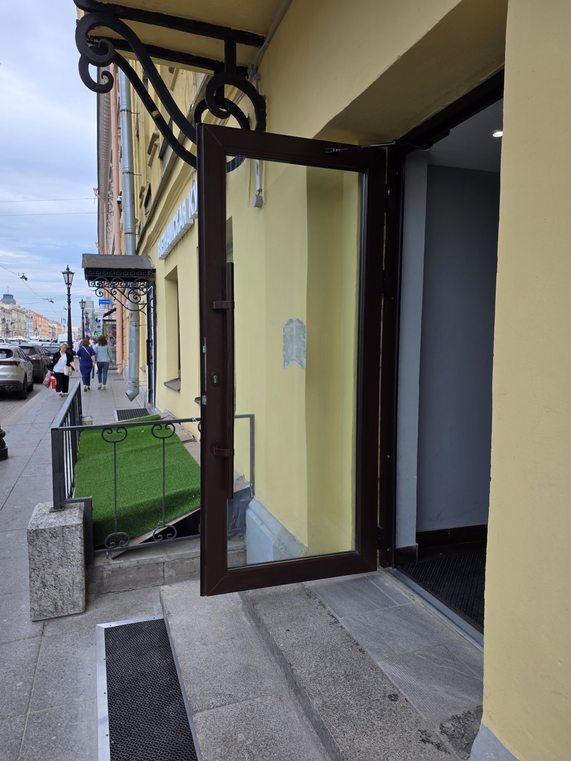 Стеклянная входная дверь ресторана Pho City